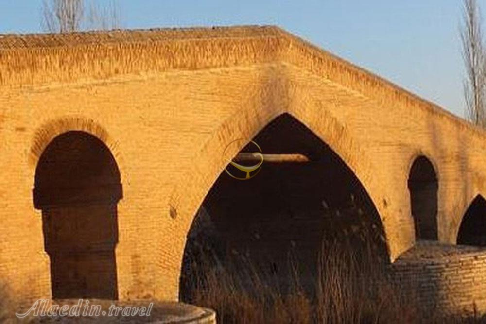 پل تاریخی سردار زیر بار ترافیک رفت چشم متولیان حفاظت از میراث تاریخی زنجان روشن….