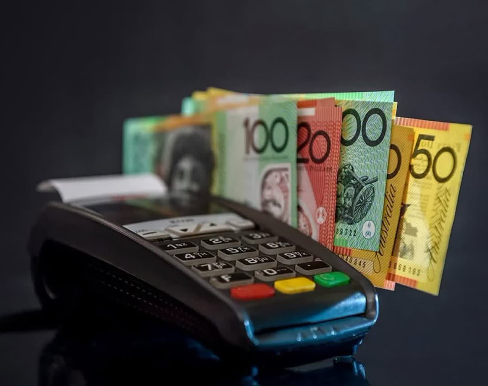 تحقیقات میگن وقتی نقدی پول میدیم، «درد خرج کردن» خیلی شدیدتره!