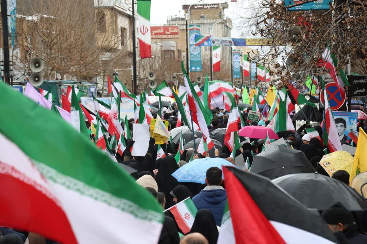 زنجانی‌ها ایستاده آمدند